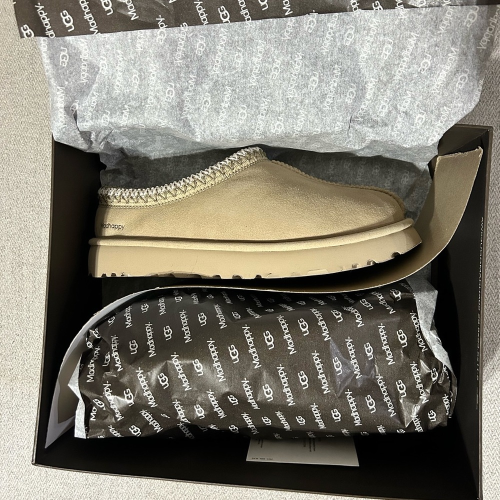 UGG TASMAN SLIPPER
DETAILS: WHITE-PEPPER / W7 / M5 (FITS LIKE A WOMENS 6)